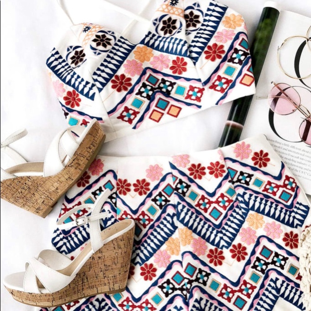 Never Worn, NWT, Beautiful embroidered colorful 2-piece set
